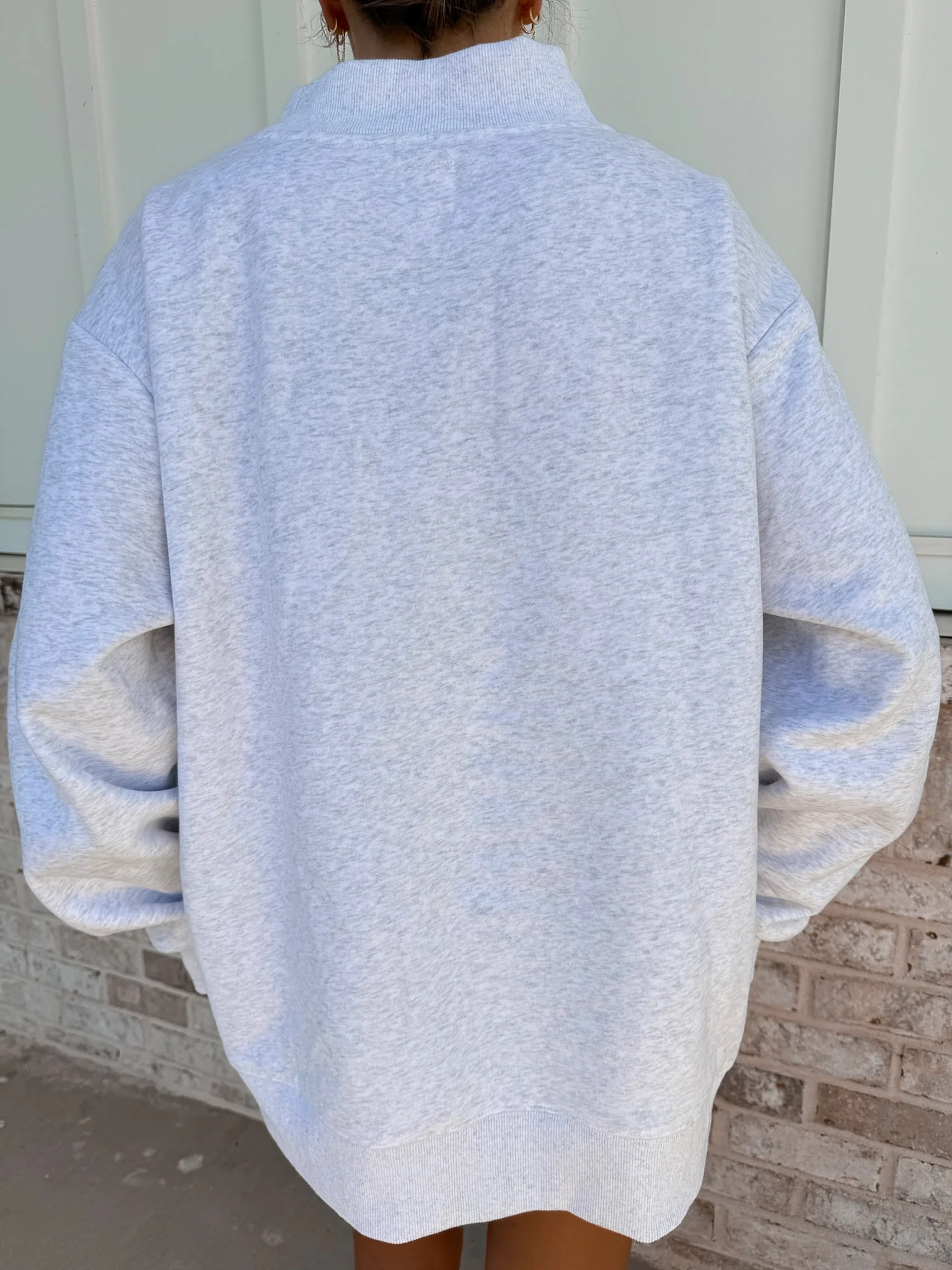 Newport Summer Embroider V-Neck Sweatshirt - Image 3